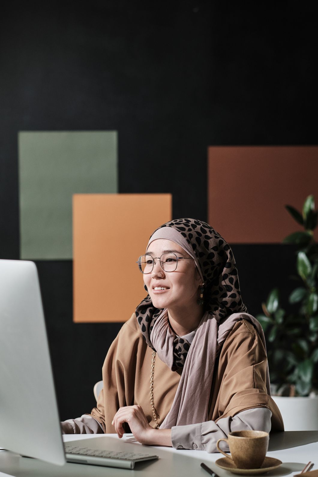 Muslim Businesswoman Working On Computer 7JCZ4XY